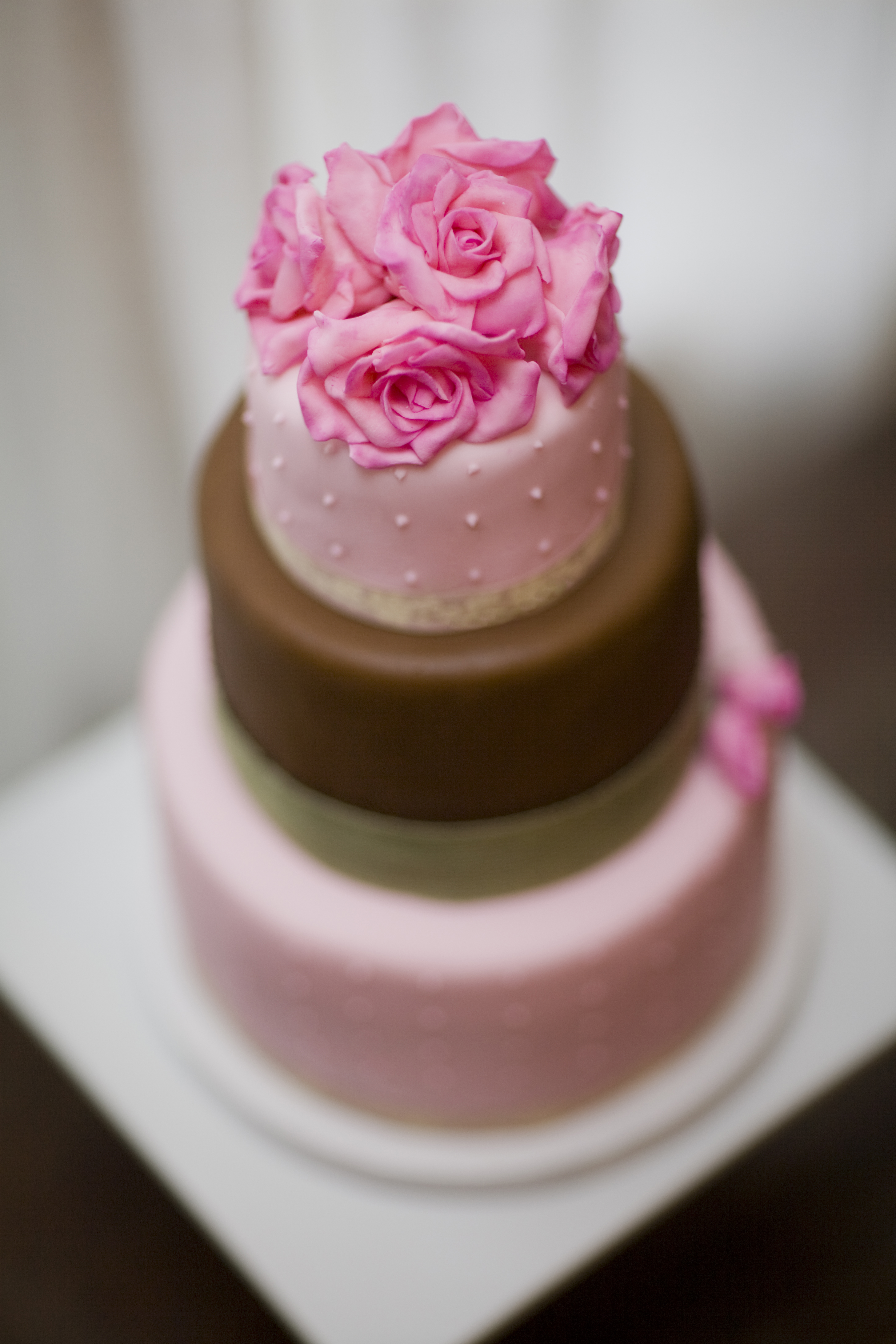Сделать розовый торт. Розовый тортик. Торт в розовом цвете. Грязно розовый торт. Торт розовый с коричневым.